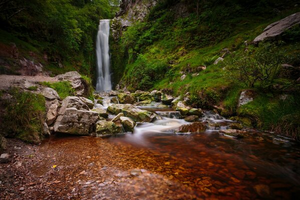 Bella cascata in Irlanda