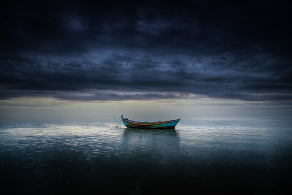 Boot im Meer am Horizont Hintergrund