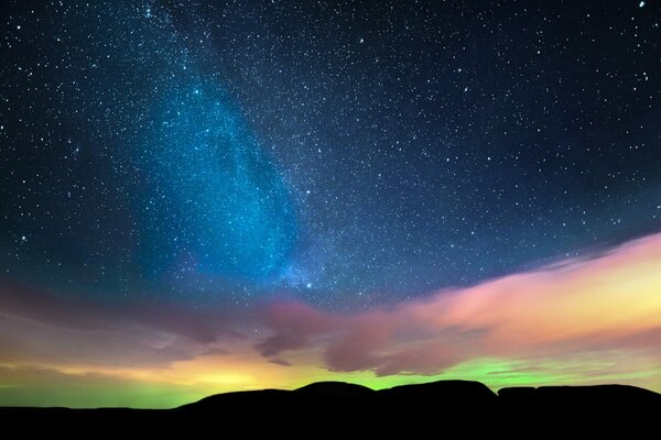 Aurora boreale nel cielo stellato