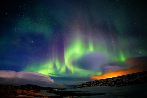 Aurora boreal en el cielo estrellado