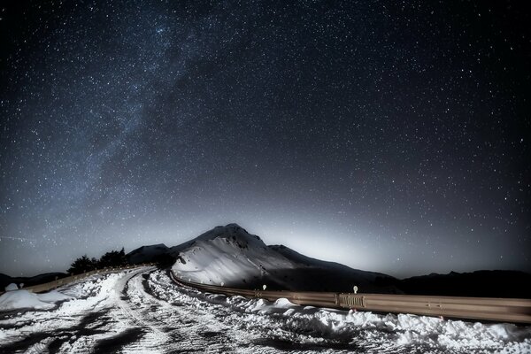 Paesaggio della strada invernale notturna