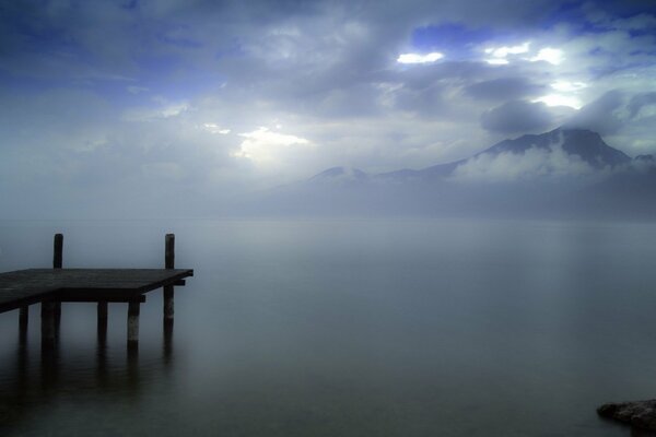 Ormeggio solitario su un lago in montagna