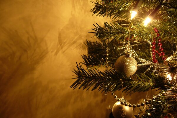 Árbol de Navidad decorado con juguetes