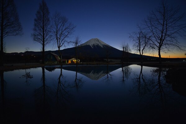 Berg Fujiyama am Abend vor dem Hintergrund der Lichter