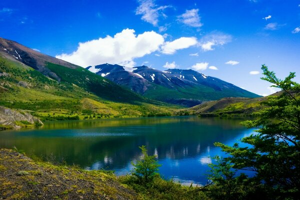 Piękne jezioro wśród masywów górskich