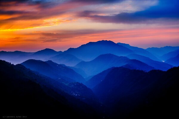 Cielos brillantes y Niebla en las montañas de la India