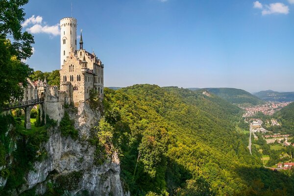 Piękny krajobraz z zamkiem Liechtensteinu