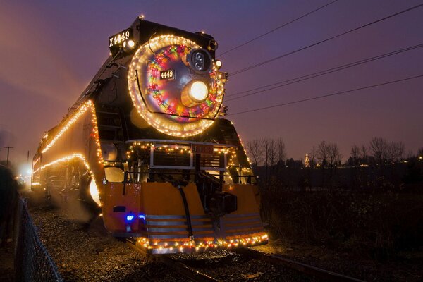 Locomotive du nouvel an dans les lumières la nuit