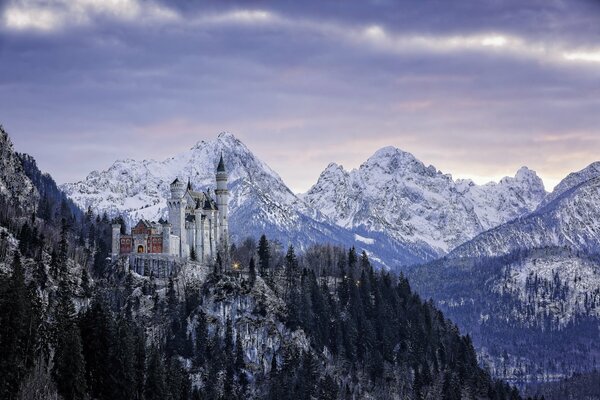 Castillo blanco en el fondo de las montañas bávaras