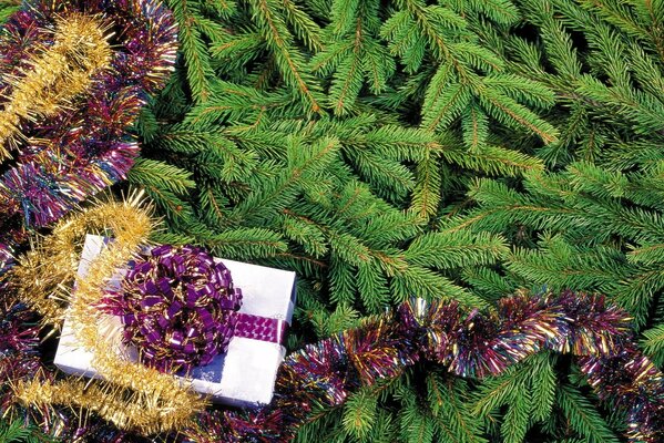 Cadeau du nouvel an à l arbre de Noël avec des guirlandes