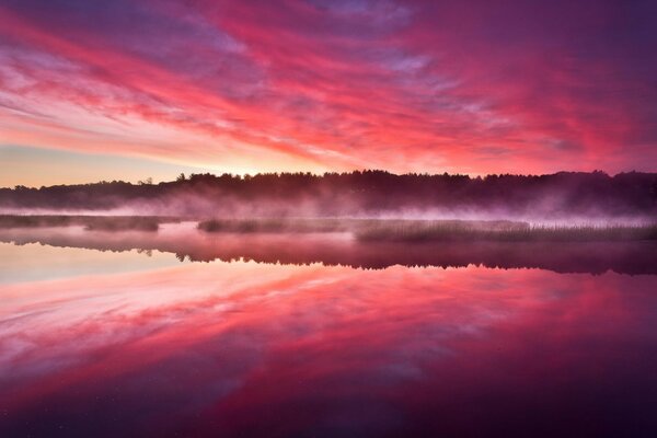 Amanecer ardiente junto al lago