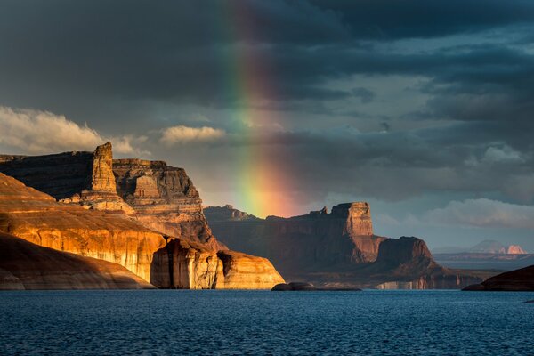 Arc-en-ciel sur le lac à Padre Bay