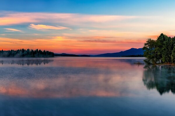 Fondo de pantalla lago en la niebla al amanecer