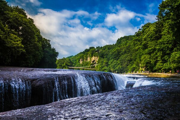 Japan der Fukivare-Wasserfall fließt in den Fluss