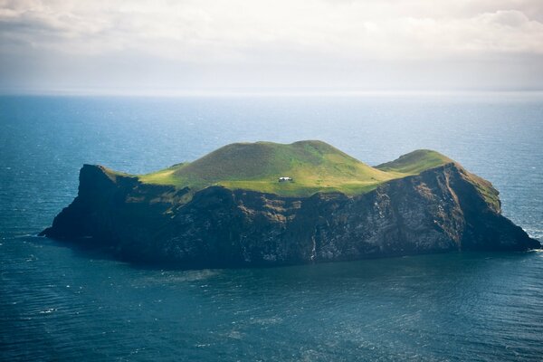 Isla verde en medio de un mar de azul