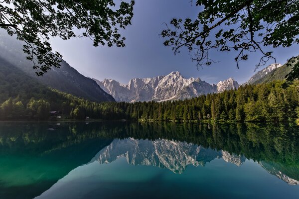 Montagne, foresta, cielo nel riflesso del Lago