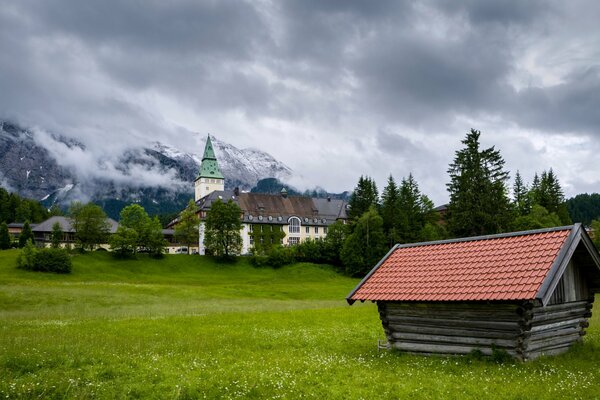 Die Berge zogen den bewölkten Himmel an