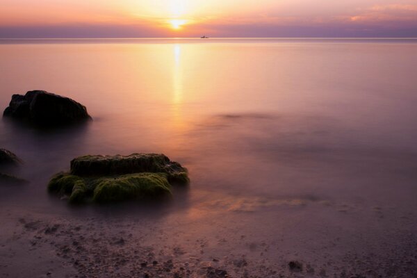 Schöne Landschaft des Meeres bei Sonnenuntergang