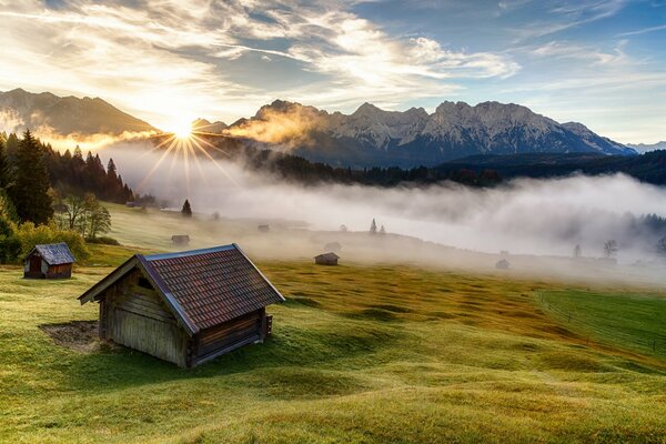 Très beau paysage avec des maisons sur fond de montagnes