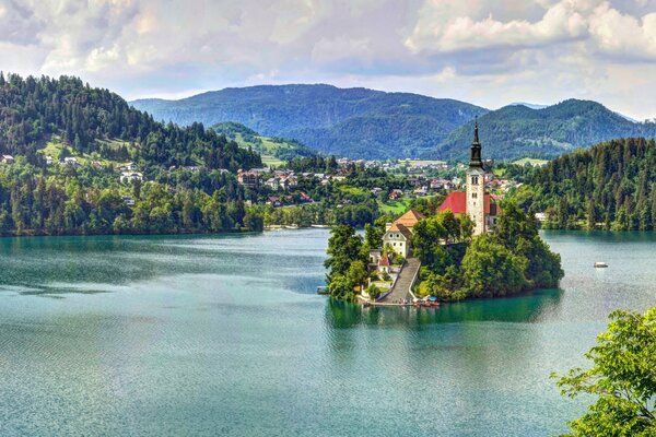 Iglesia de María. lago Bled. isla en el lago. hermosa iglesia