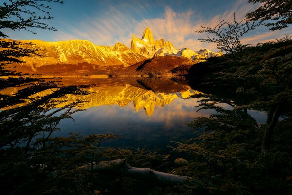 Lago cristalino en las montañas al amanecer
