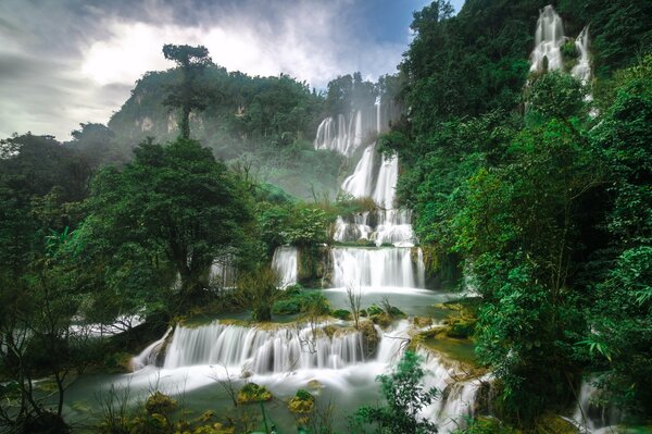 Wasserfall in Thailand. Kaskade mit Bäumen