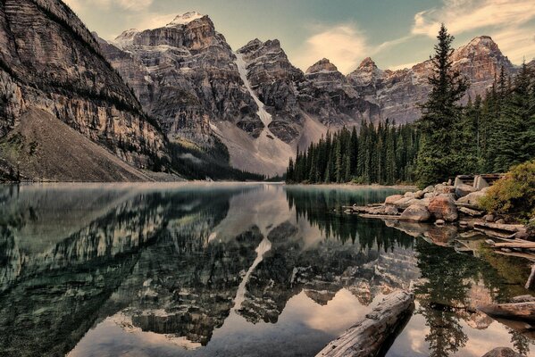 Lago canadiense al pie de las montañas cubiertas de nieve