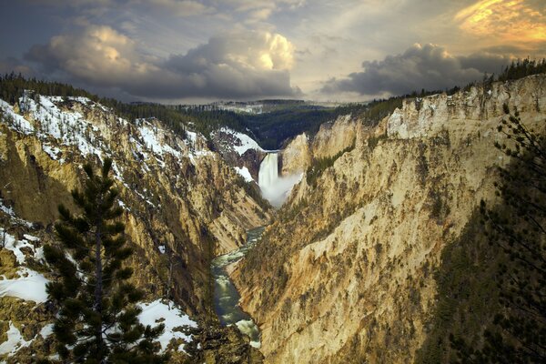 Vista desde el desfiladero de las montañas hasta la cascada