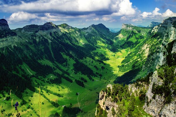 Elegancka górska dolina z chmurami cumulus