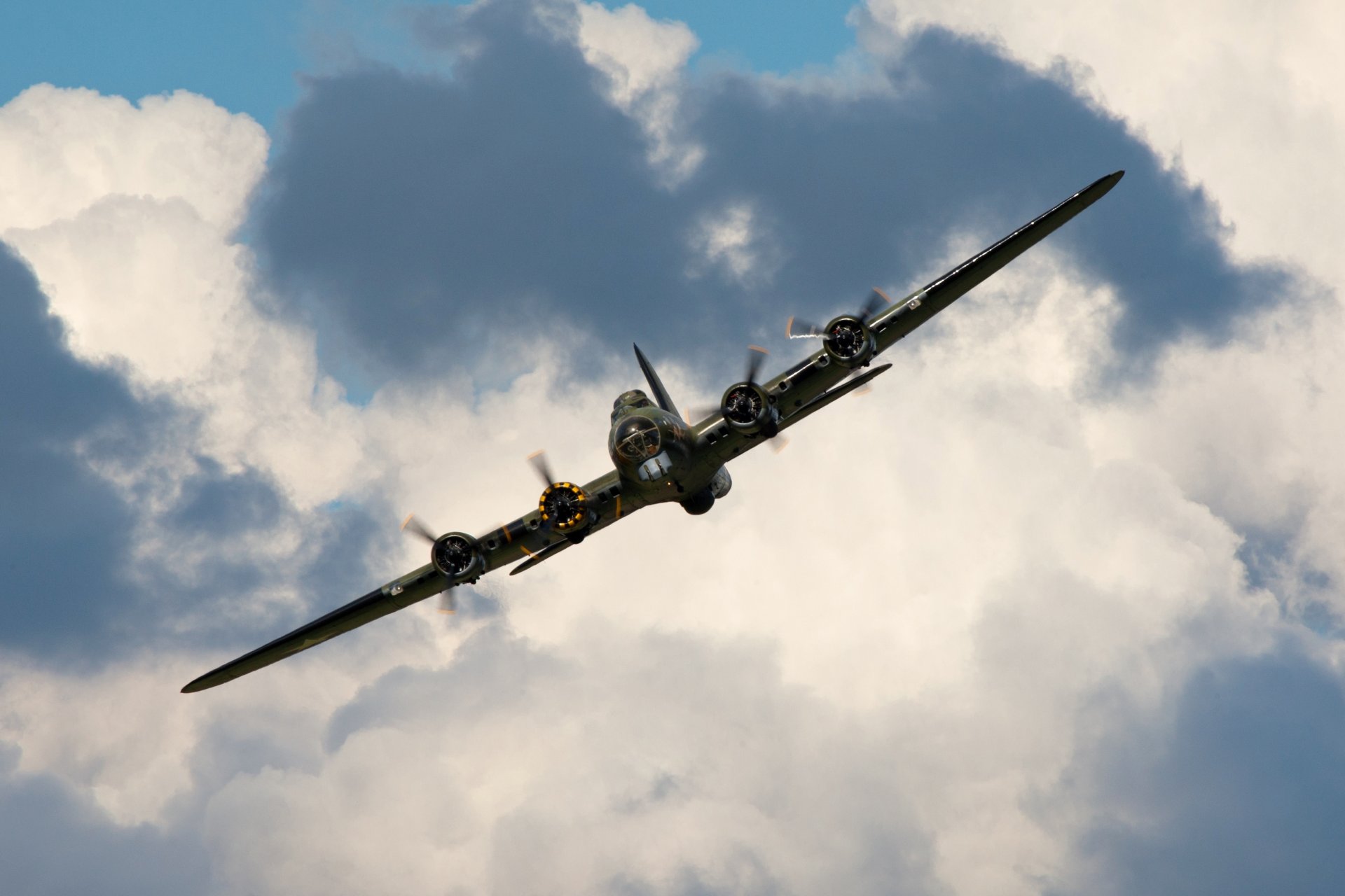 cielo avión b-17 fortaleza voladora americano pesado bombardero período de la segunda guerra mundial