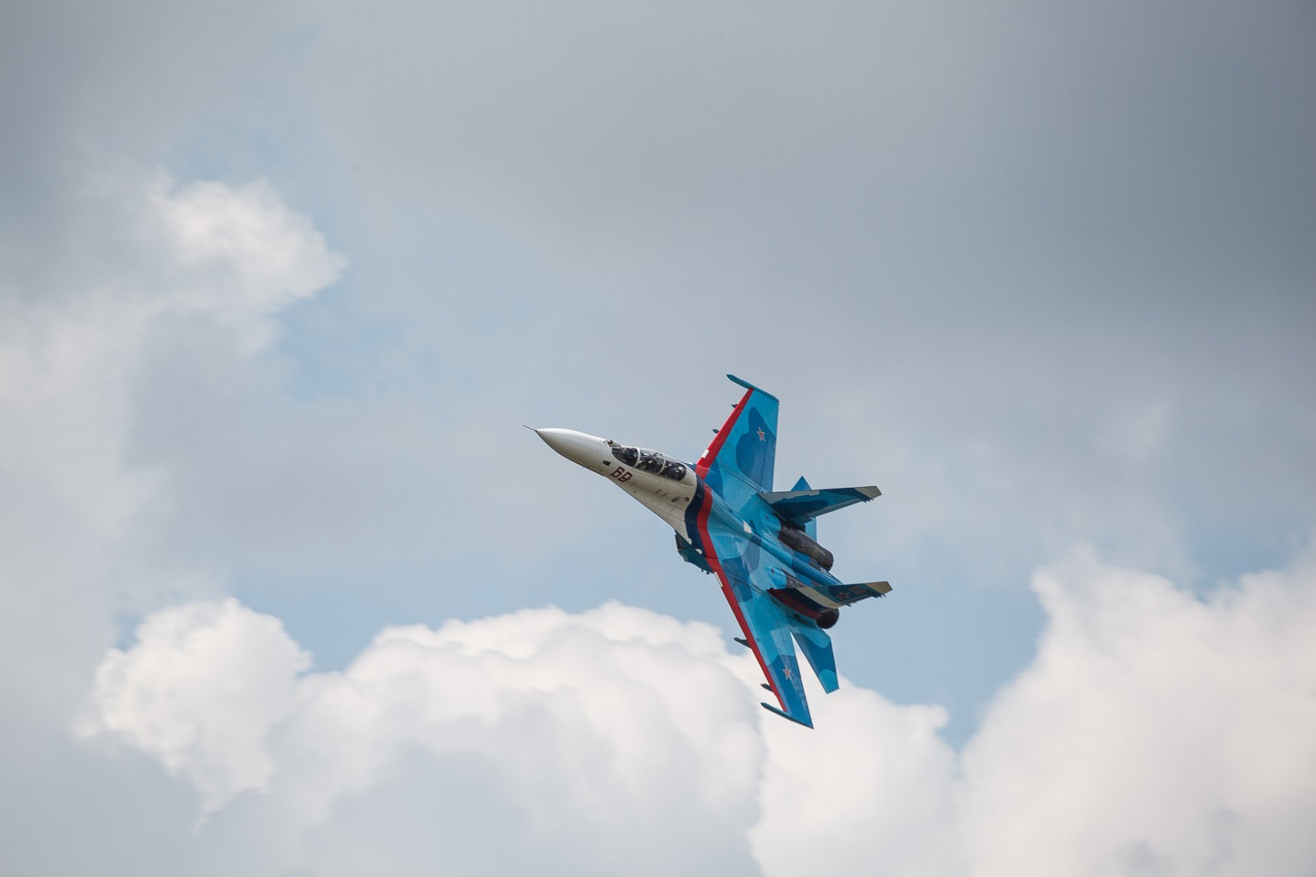 su-27 caza vuelo nubes