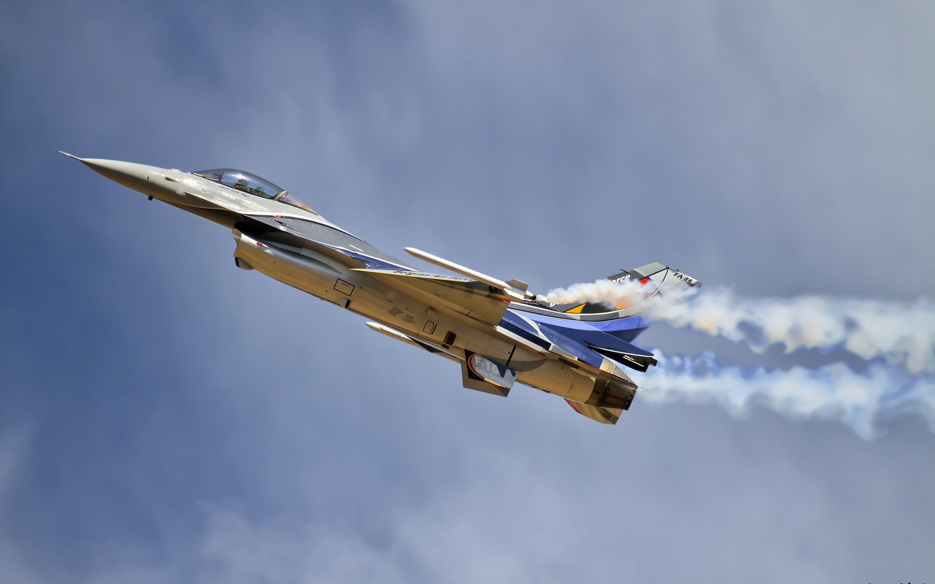 f-16 aereo armi