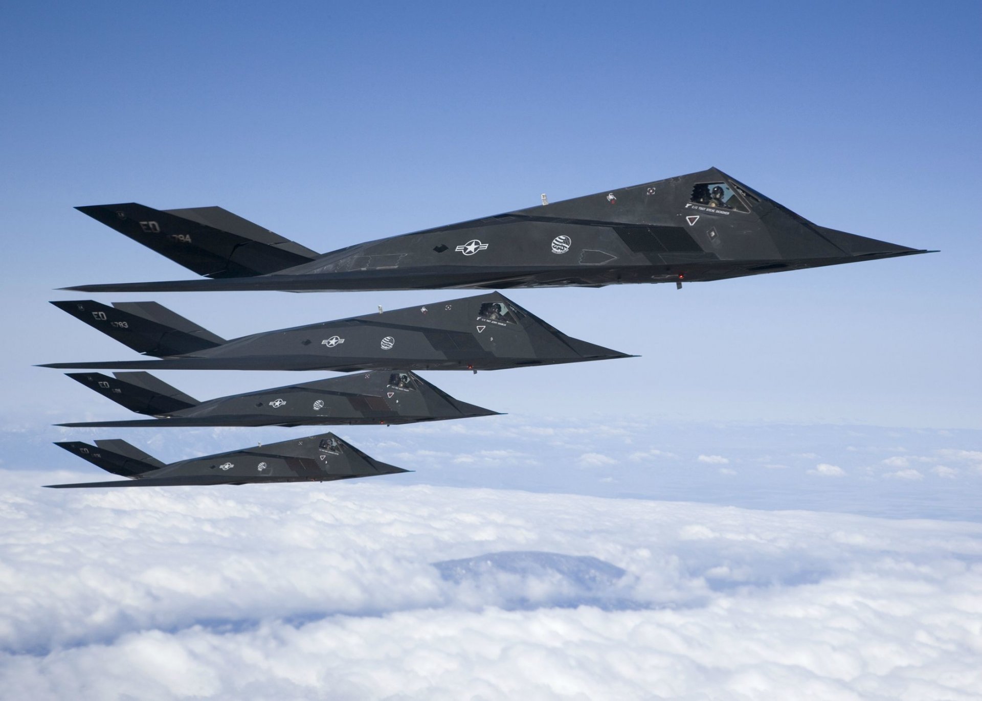 lockheed f-117 nighthawk unauffällig schlagzeug flugzeuge viel himmel wolken