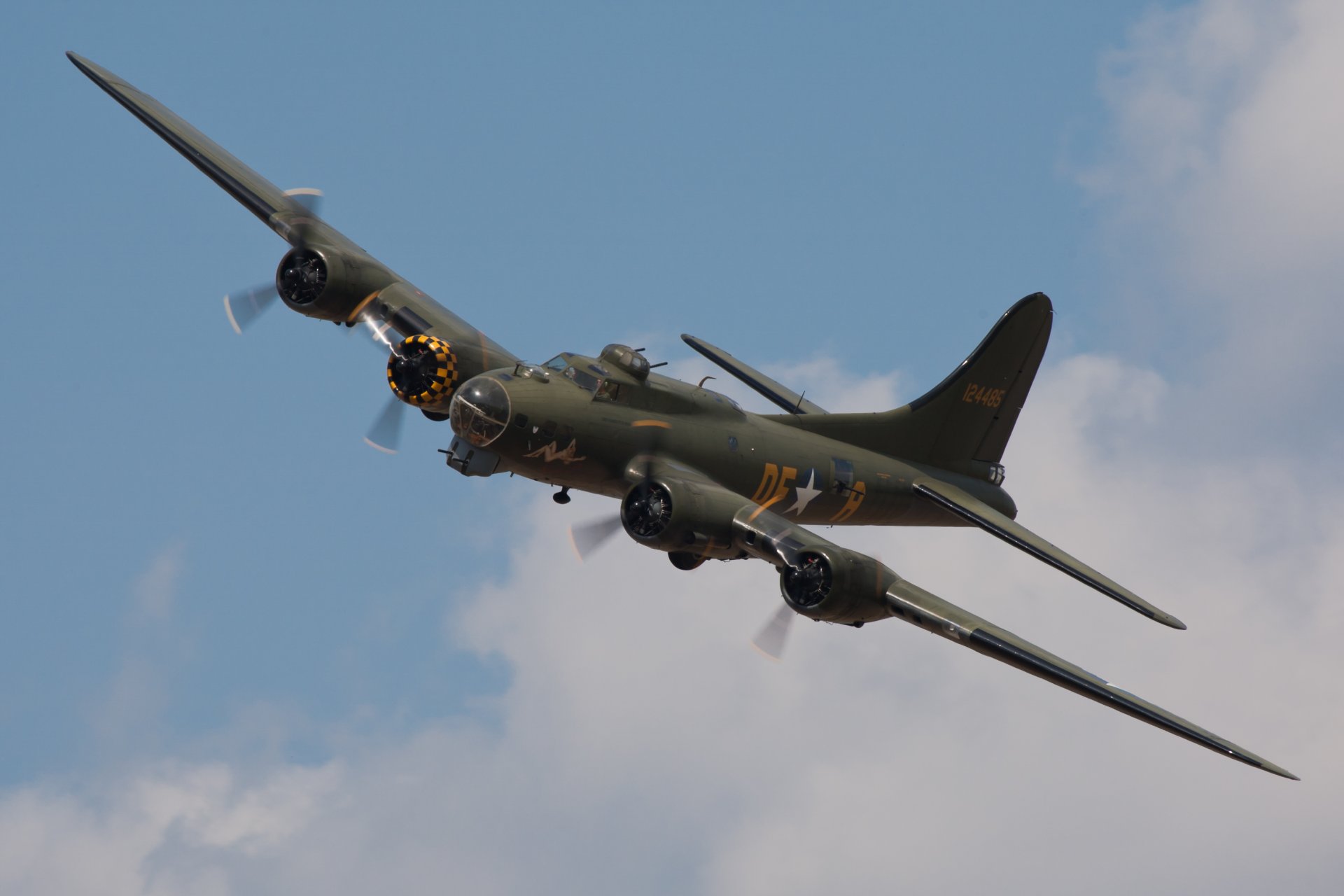 niebo samolot boeing b-17 flyig forteca latająca forteca amerykański w całości z metalu ciężki czterosilnikowy bombowiec ww2