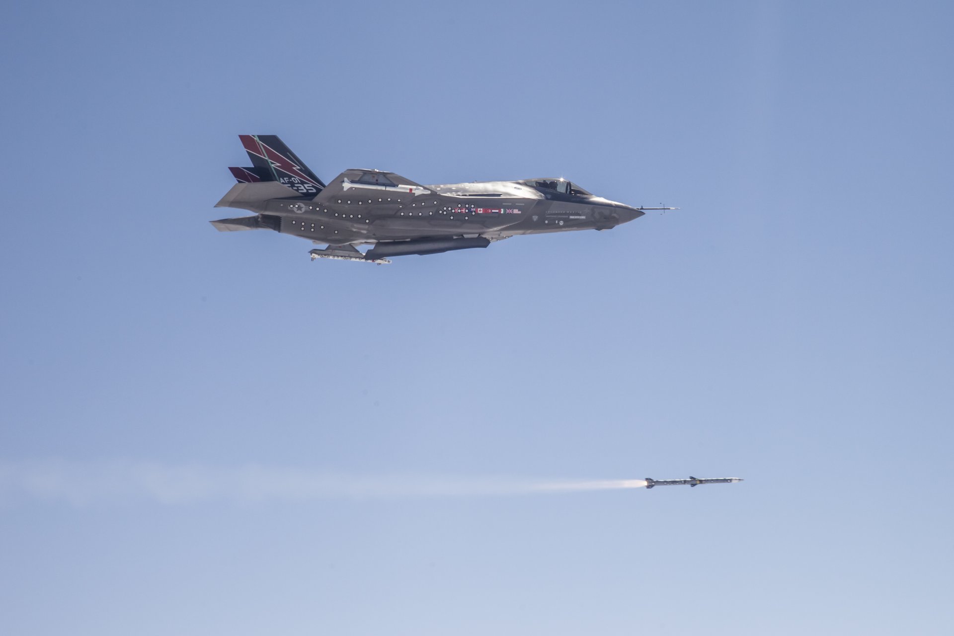 cielo aereo lockheed martin f-35 lightning ii lockheed-martin f-35 lightning ii americano promettente furtivo cacciabombardiere quinta generazione missile bersaglio