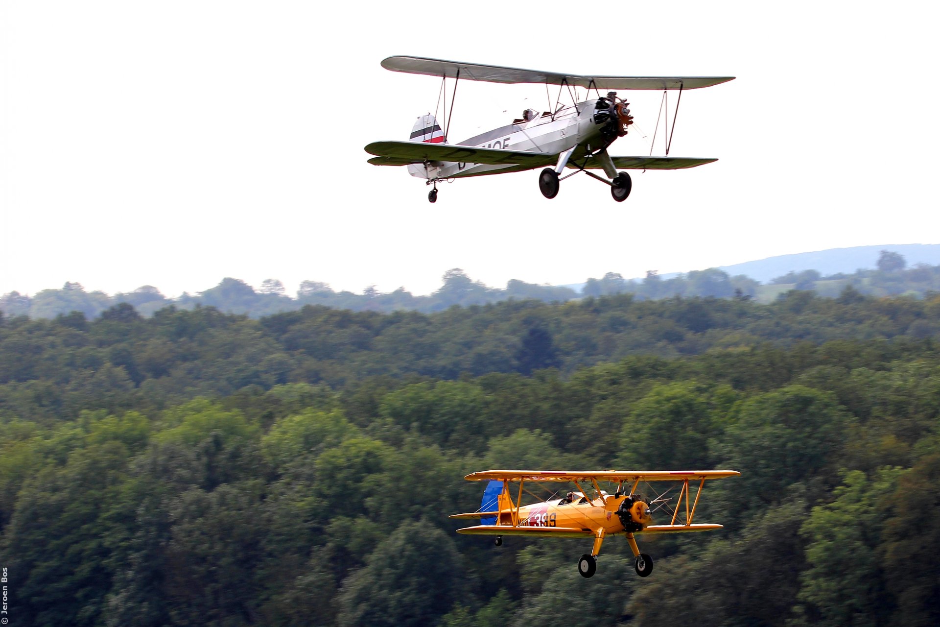 himmel boeing stirman e75 focke-wulff fw44j stieglitz wald bäume unschärfe