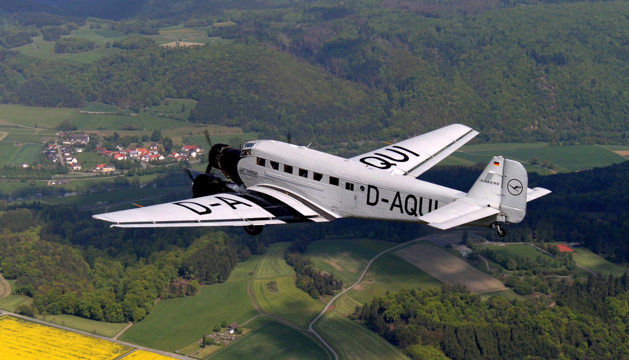 ciel junkers y-52 allemand transport avion terre forêts champs routes maisons