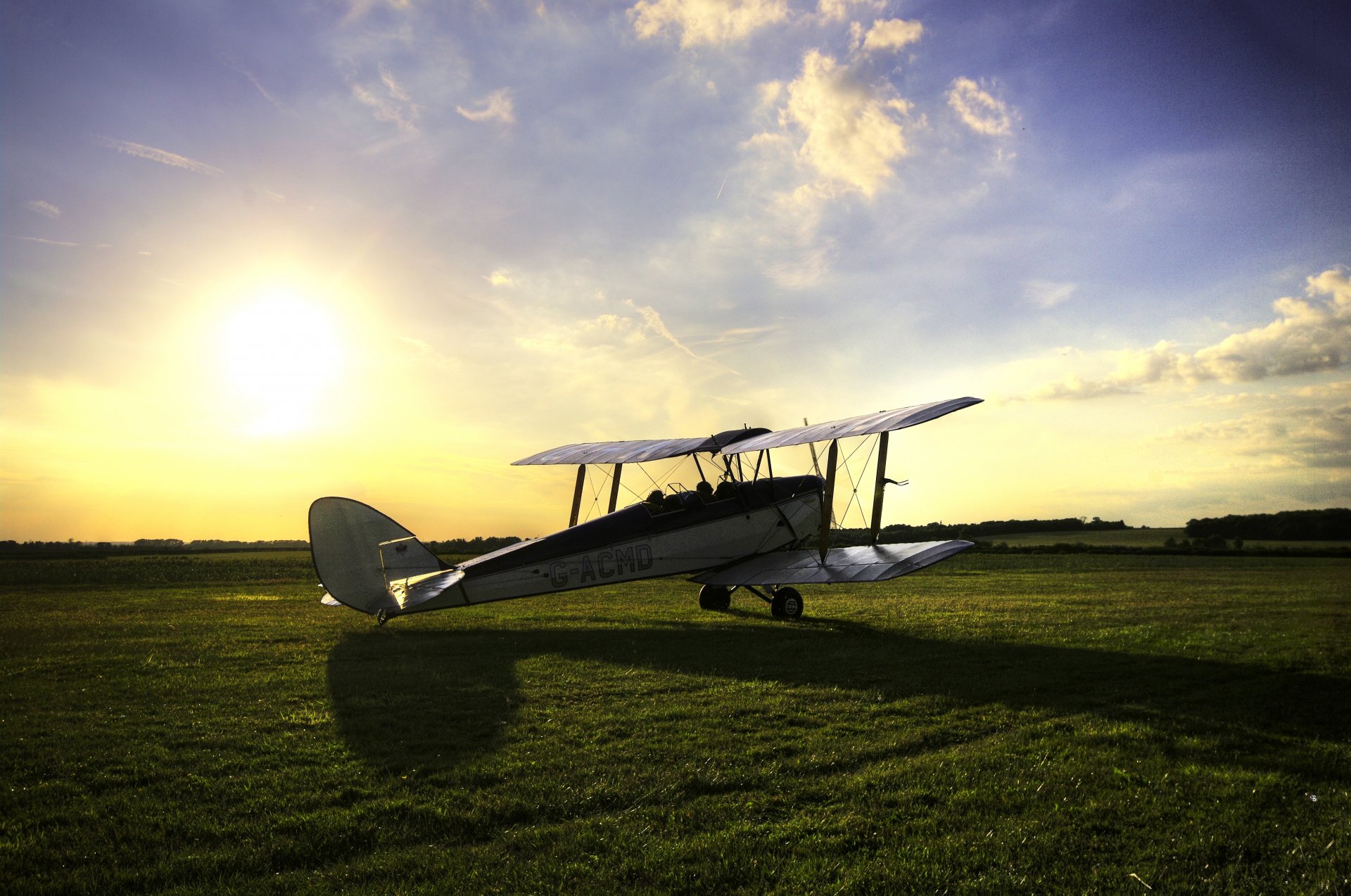 campo hierba tiger moth mariposa tigre británico entrenamiento biplano cielo sol sombra