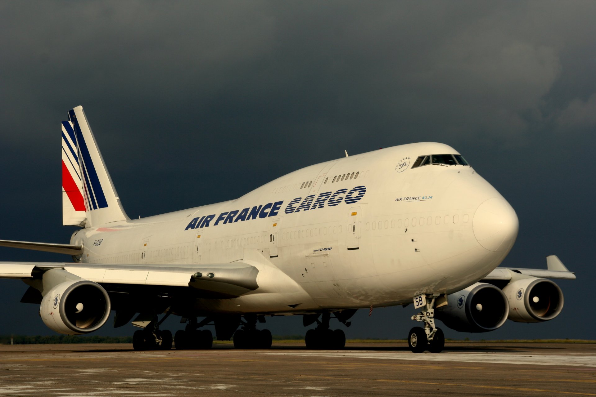 boeing 747-400 air france pista aeródromo cielo nubes