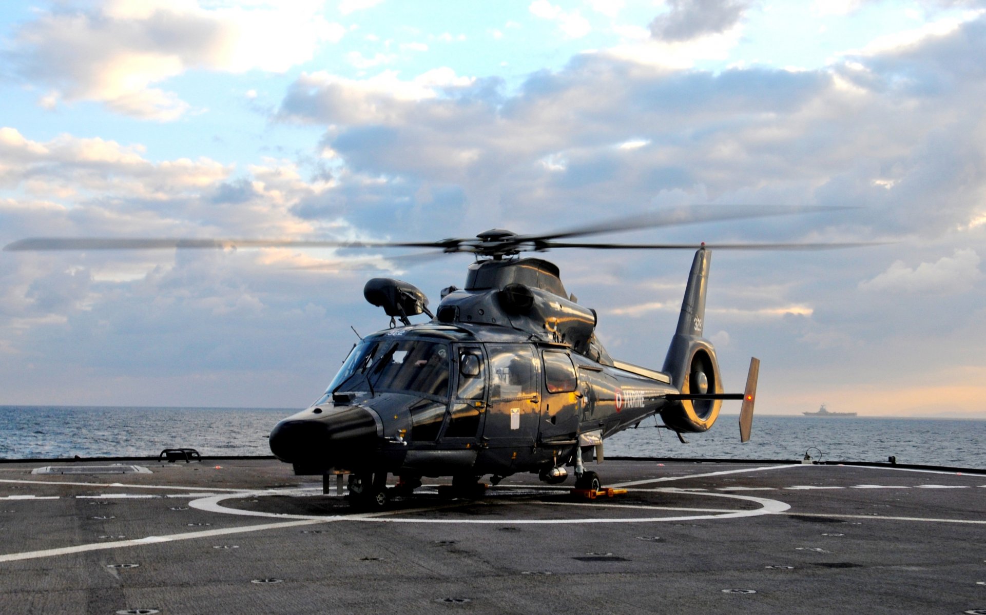 mittelmeer atom flugzeugträger charles de gaulle deck such- und rettungshubschrauber as.565 mb panther französische marine