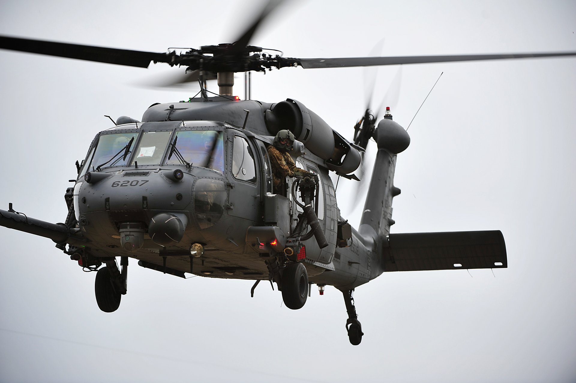 hh-60g pave hawk hélicoptère air force avion pilote okinawa japon cadena air base sauvetage mitrailleuse vol soldats