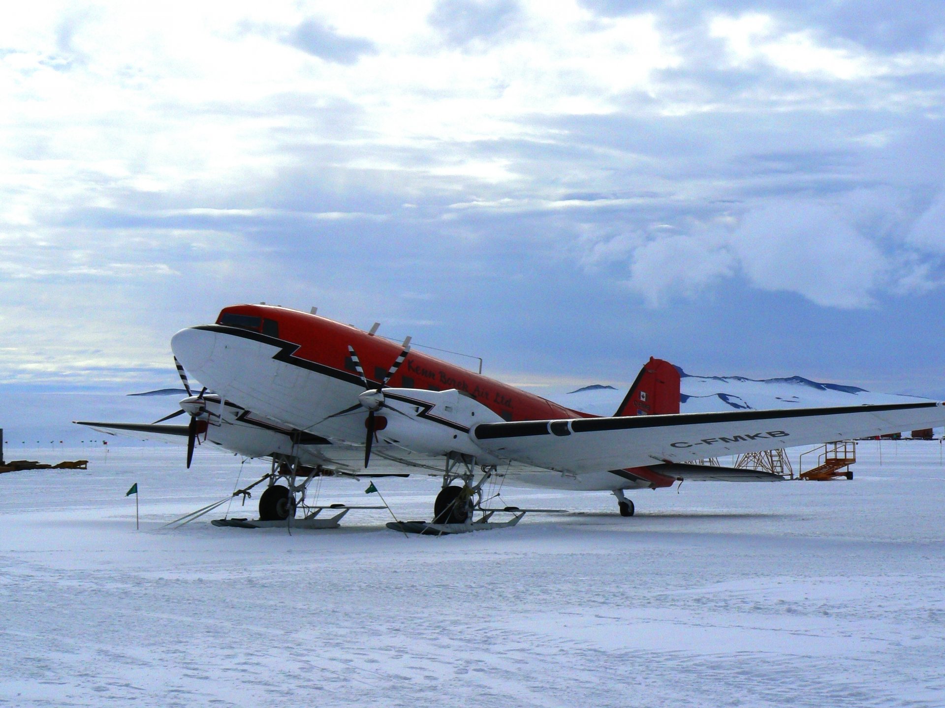 invierno nieve aeródromo douglas dc-3 douglas dc-3 americano corto recorrido transporte avión esquí cielo nubes