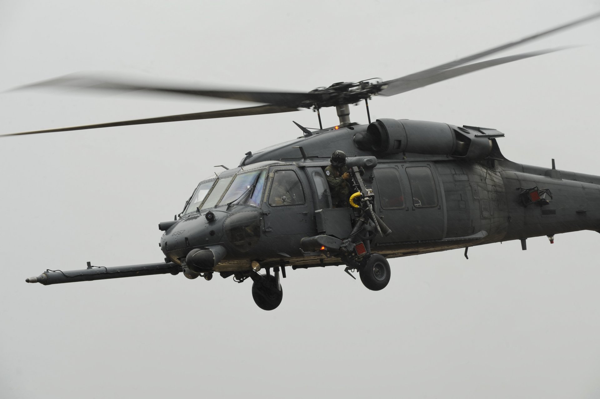 siły powietrzne usa hh-60 pave hawks helikopter żołnierz karabin maszynowy lot