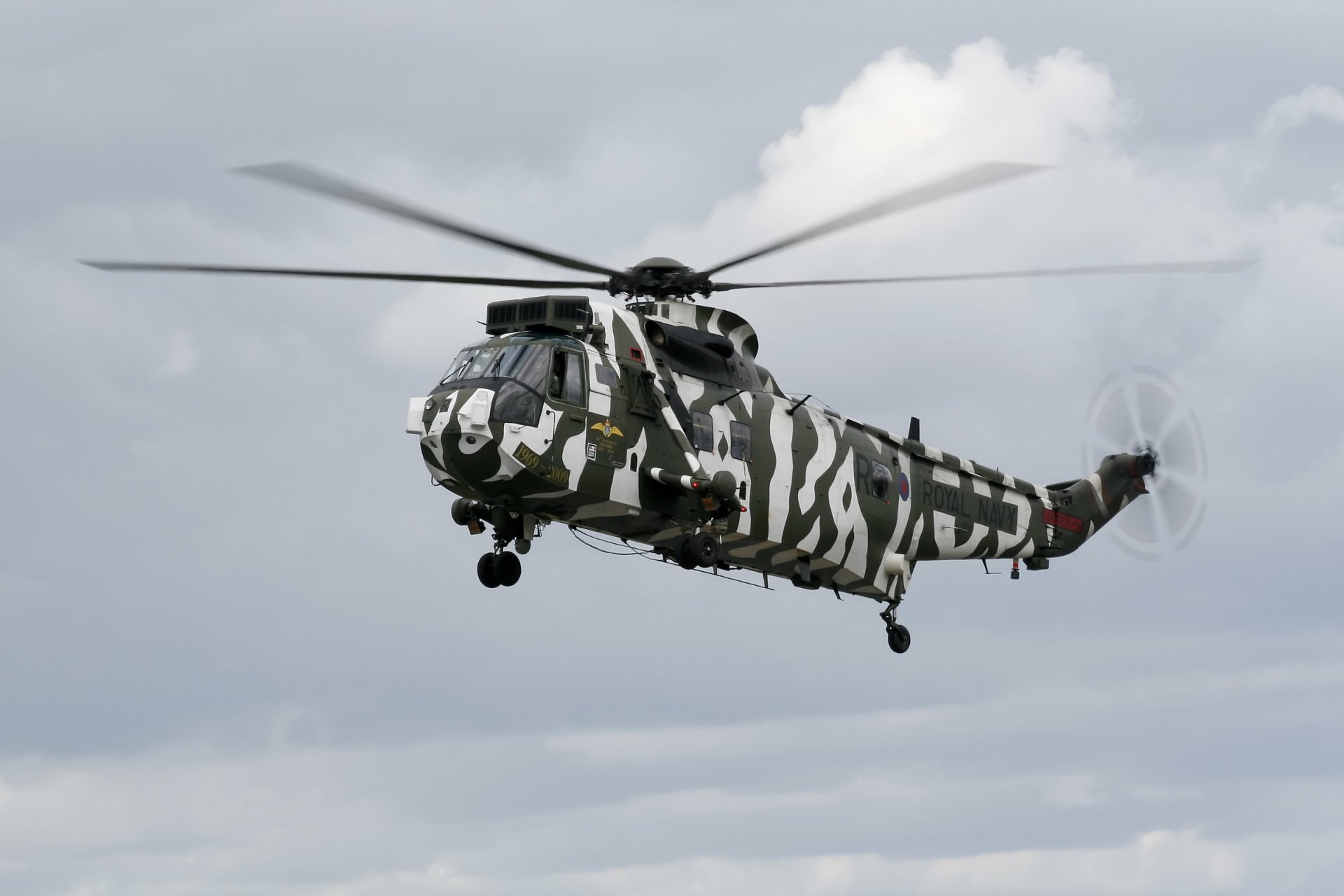 sikorski s-61 sea king transport arctic camo flight sky