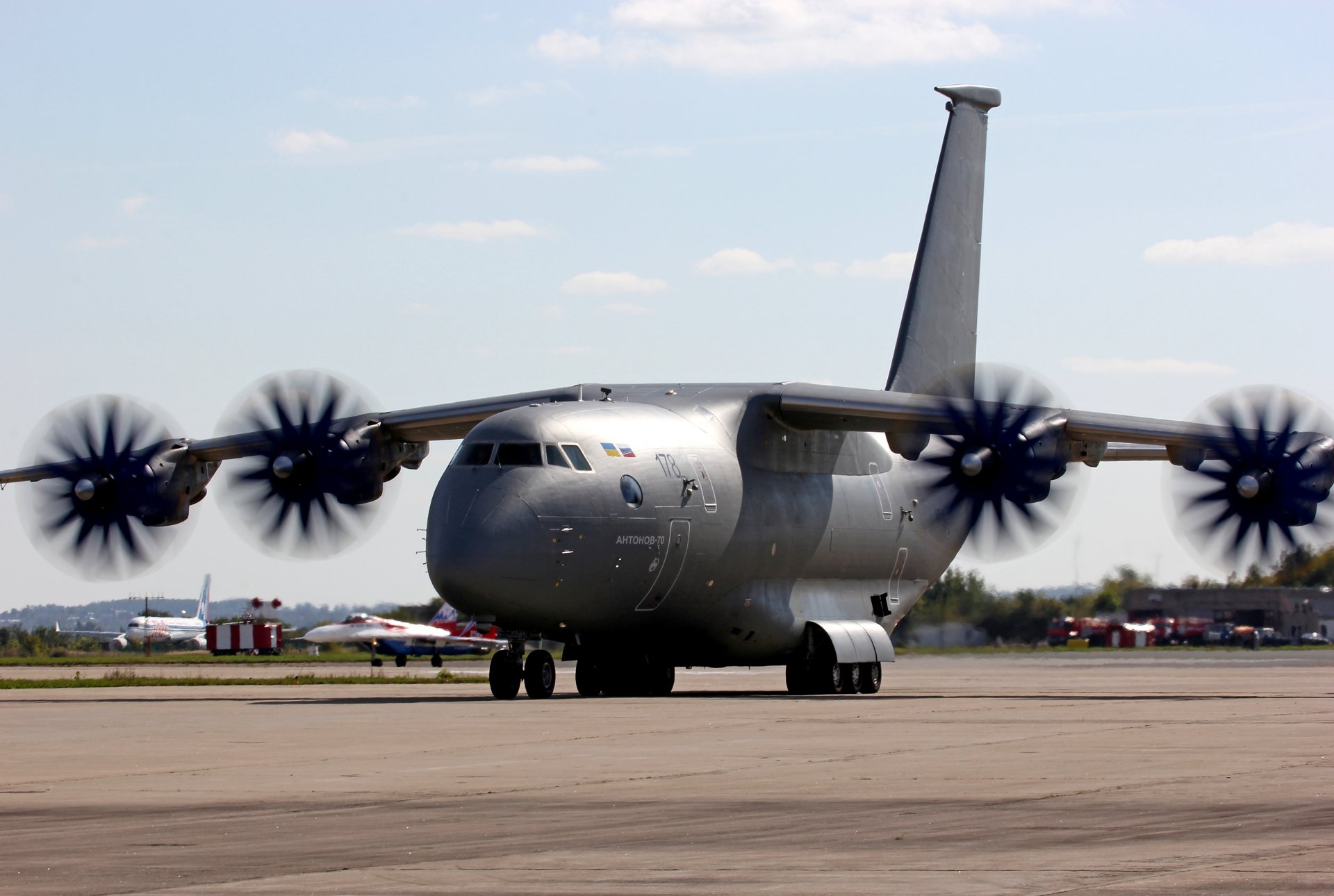 aeródromo an-70 ruso de media distancia transporte militar avión de nueva generación