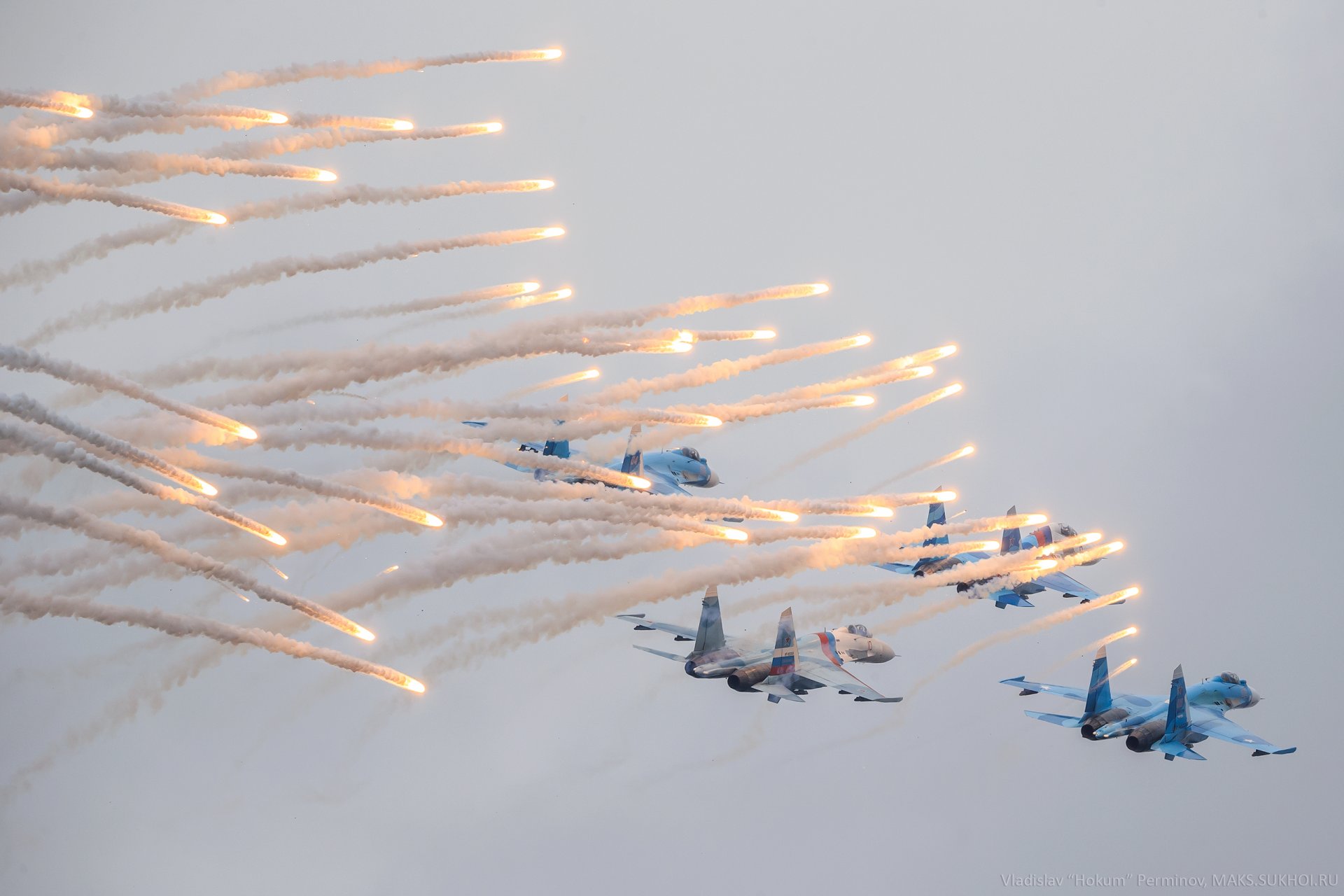 ciel su-27 russe multi-purpose haute maniabilité tous temps combattants de quatrième génération faucons de russie groupe de voltige aérienne de l armée de l air russe spectacle lumières fumée