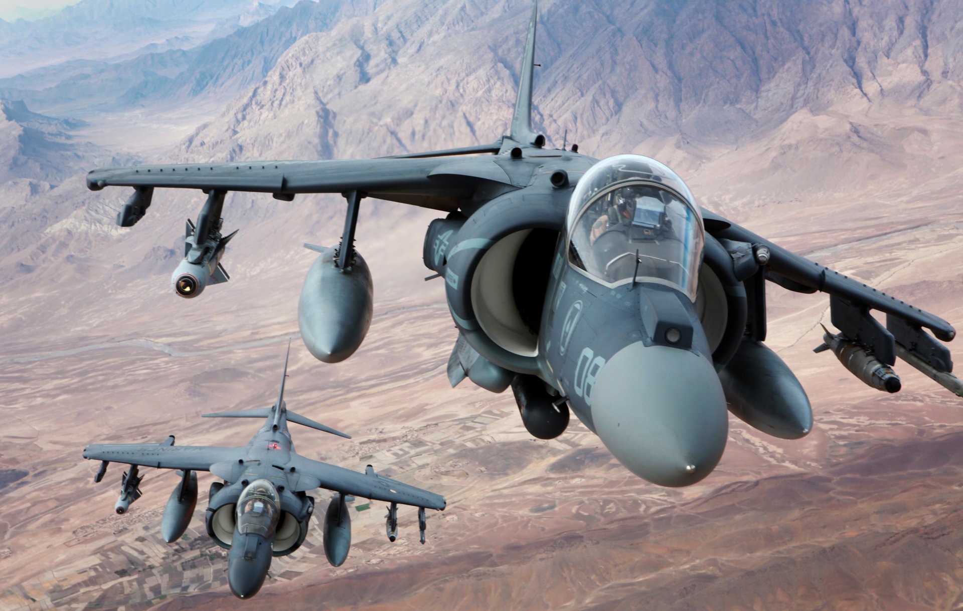 av-8b jagdhunde sturmtruppen kampfjets paar fliegen berge