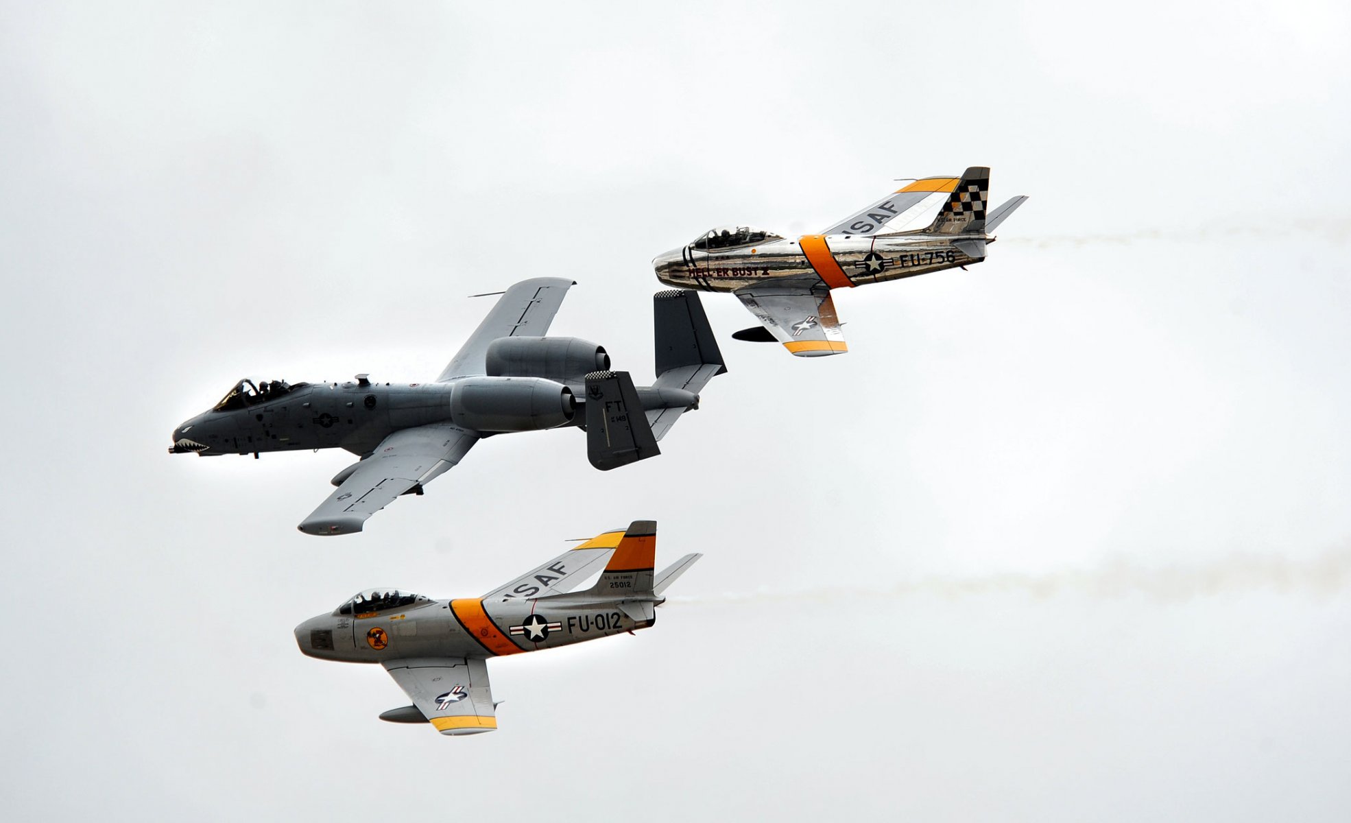 f-86 sabres a-10 thunderbolt ii flanqueo pilotos