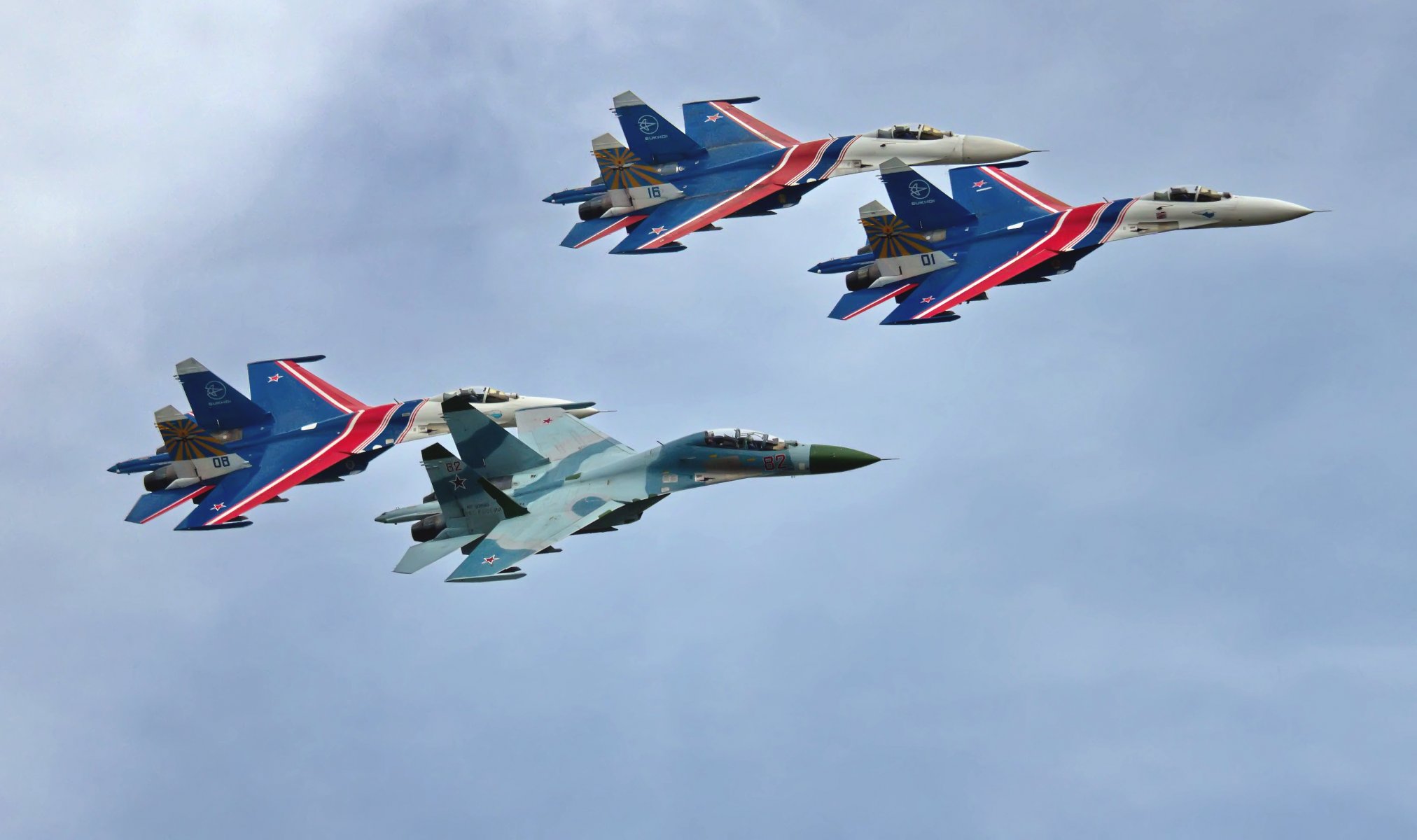 chevaliers russes su 27 polyvalent combattant ciel jour aviation dans les airs quatre ailes