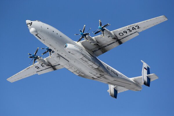 Avión turbohélice Antey en el cielo